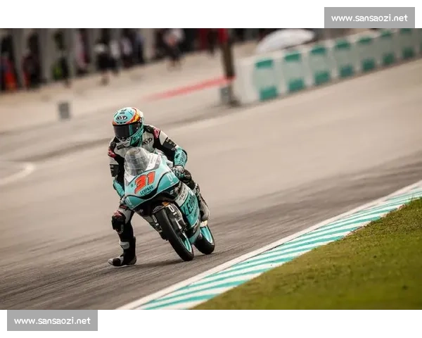 Moto3 马来西亚站出场圈事故：两车手送医，赛事紧急缩减